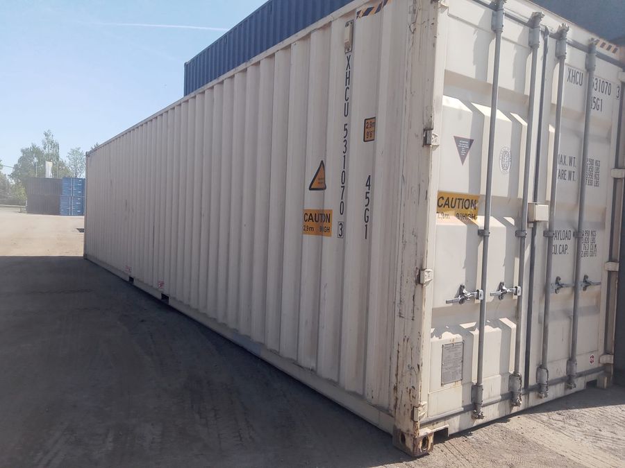 Bílý čtyřicetistopý High Cube kontejner na skladové ploše